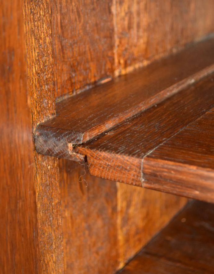 アンティークのキャビネット　アンティーク家具　扉と引き出しが付いた英国家具、アンティークカップボードチェスト（食器棚）。レールに沿って棚板がスライドします。(q-712-f)