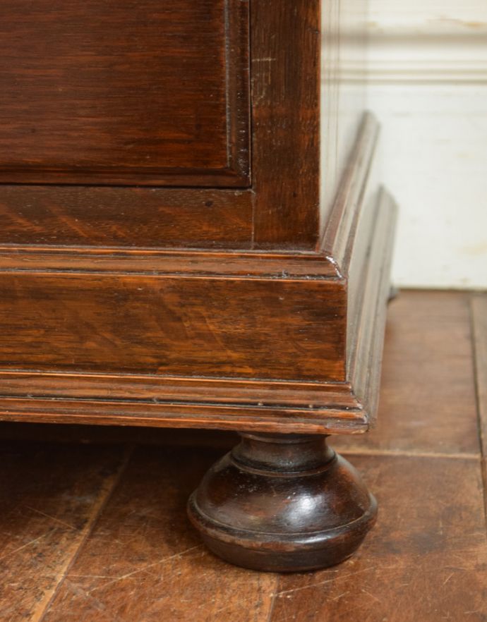 アンティークのキャビネット　アンティーク家具　扉と引き出しが付いた英国家具、アンティークカップボードチェスト（食器棚）。安定感のある脚がしっかり支えます。(q-712-f)