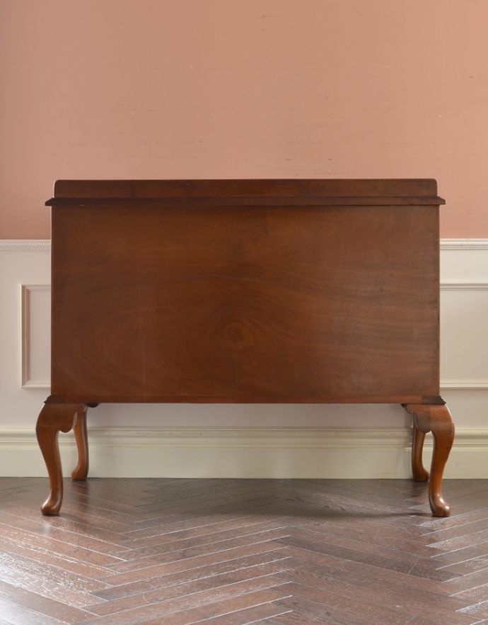 クラシックなデザインのアンティーク英国家具、ウォルナット材の