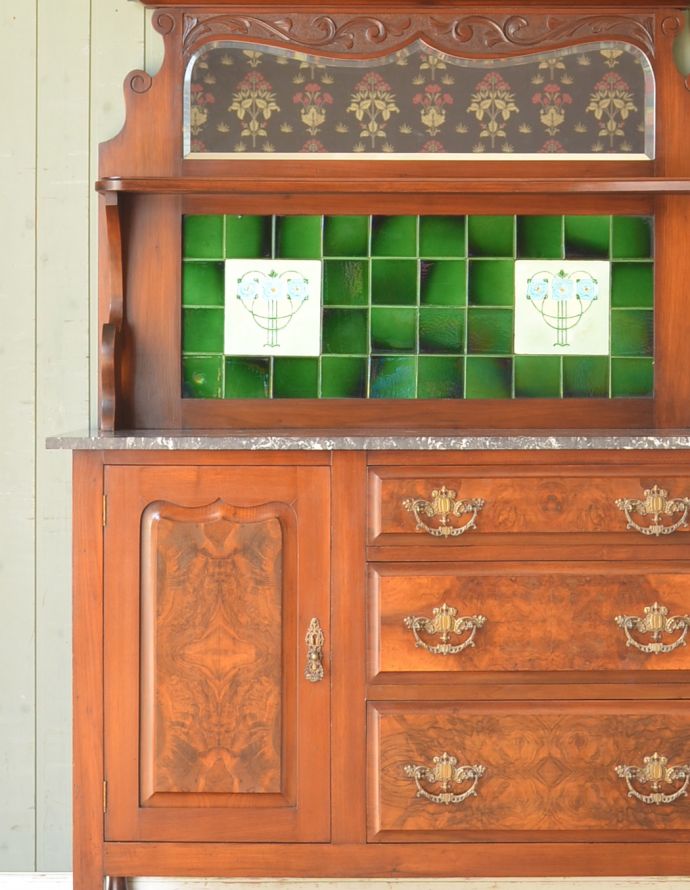 アンティークのキャビネット アンティーク家具 タイル、そして木目が美しいアンティークのウォッシュスタンド、ウォルナット材の英国家具。正面にはアンティークのタイルが貼ってあります。(q-717-f)