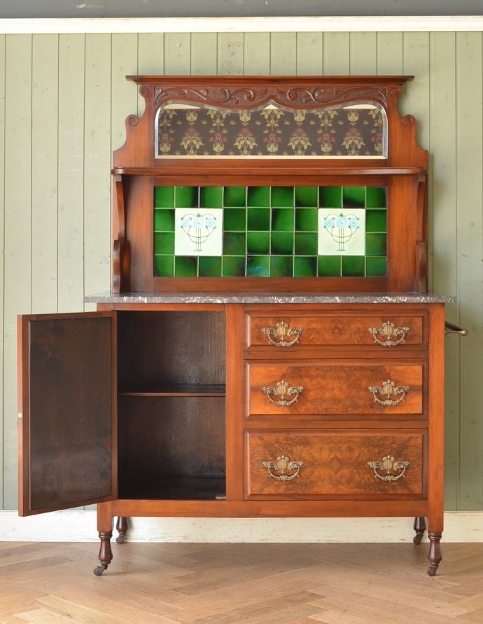 アンティークのキャビネット アンティーク家具 タイル、そして木目が美しいアンティークのウォッシュスタンド、ウォルナット材の英国家具。扉と引出し両方の収納がついているので、便利にお使いいただけます。(q-717-f)