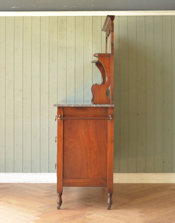 アンティークのキャビネット アンティーク家具 タイル、そして木目が美しいアンティークのウォッシュスタンド、ウォルナット材の英国家具。横から見ても美しいフォルムで、圧迫感もなくどんなお部屋にもぴったりです。(q-717-f)