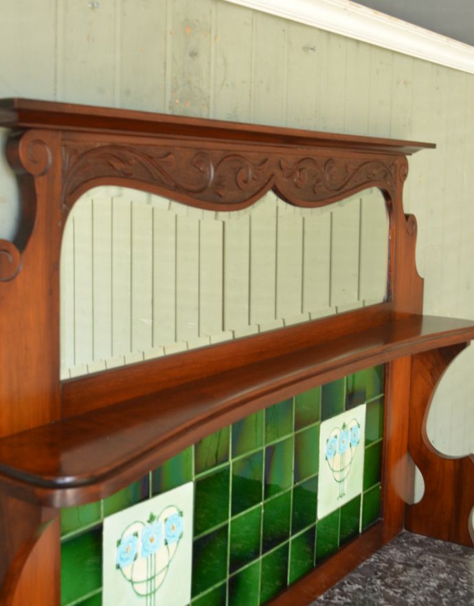 アンティークのキャビネット アンティーク家具 タイル、そして木目が美しいアンティークのウォッシュスタンド、ウォルナット材の英国家具。大きいミラーはお部屋を広く明るく見せる効果もあり、飾り棚もついているのでディスプレイも楽しめます。(q-717-f)