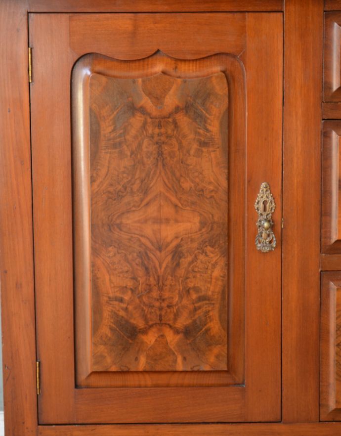 アンティークのキャビネット アンティーク家具 タイル、そして木目が美しいアンティークのウォッシュスタンド、ウォルナット材の英国家具。ウォルナット材の美しい木目が、高級感をアップさせてくれています。(q-717-f)