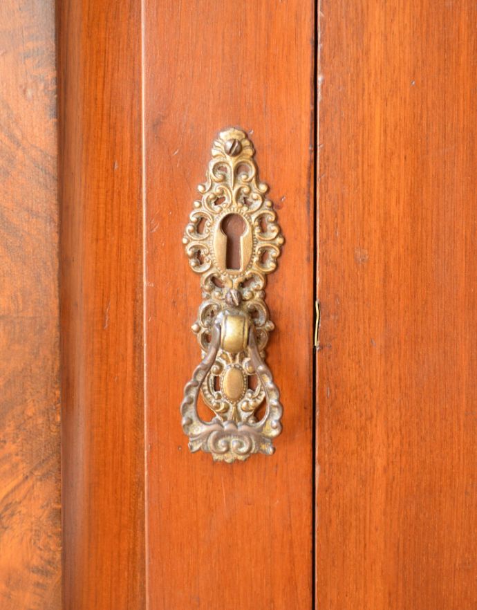 アンティークのキャビネット アンティーク家具 タイル、そして木目が美しいアンティークのウォッシュスタンド、ウォルナット材の英国家具。扉の取っ手です。(q-717-f)