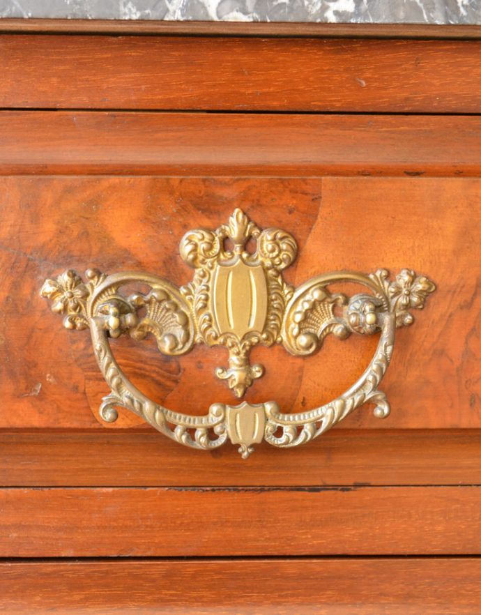 アンティークのキャビネット アンティーク家具 タイル、そして木目が美しいアンティークのウォッシュスタンド、ウォルナット材の英国家具。引出しの取っ手です。(q-717-f)