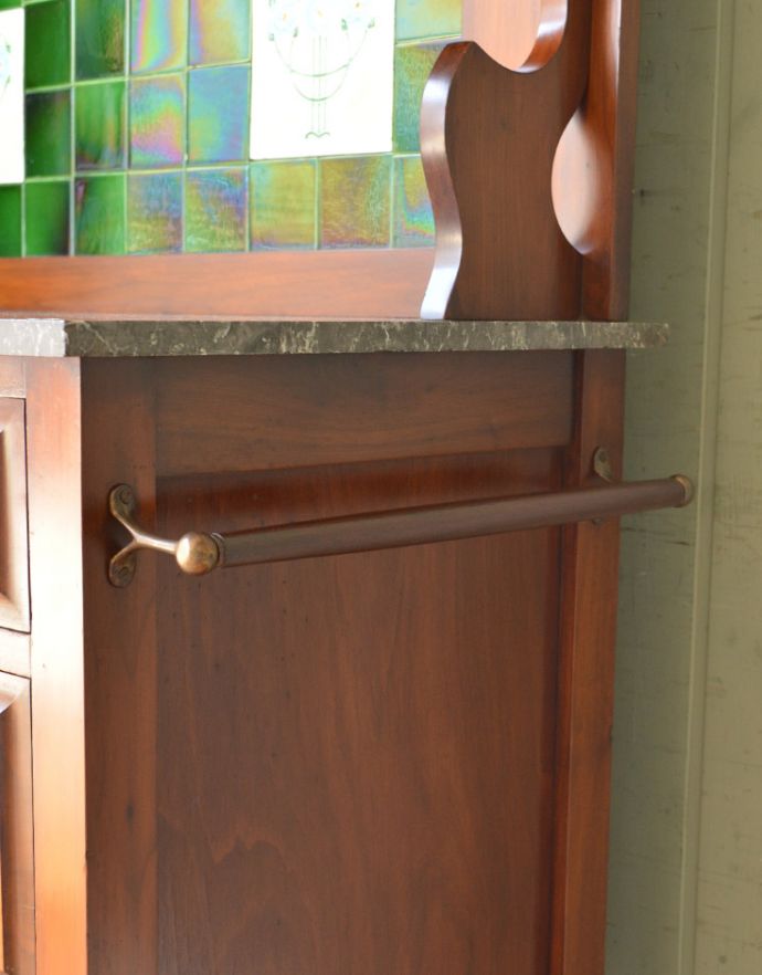 アンティークのキャビネット アンティーク家具 タイル、そして木目が美しいアンティークのウォッシュスタンド、ウォルナット材の英国家具。タオルバーがついています。(q-717-f)