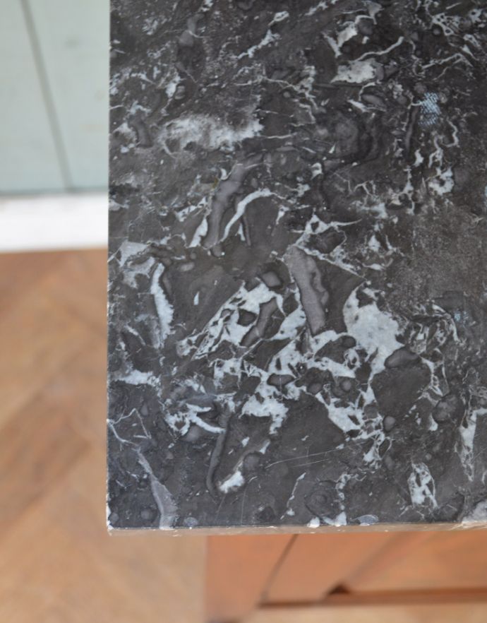 アンティークのキャビネット アンティーク家具 タイル、そして木目が美しいアンティークのウォッシュスタンド、ウォルナット材の英国家具。メンテナンスして大理石もキレイな状態です。(q-717-f)