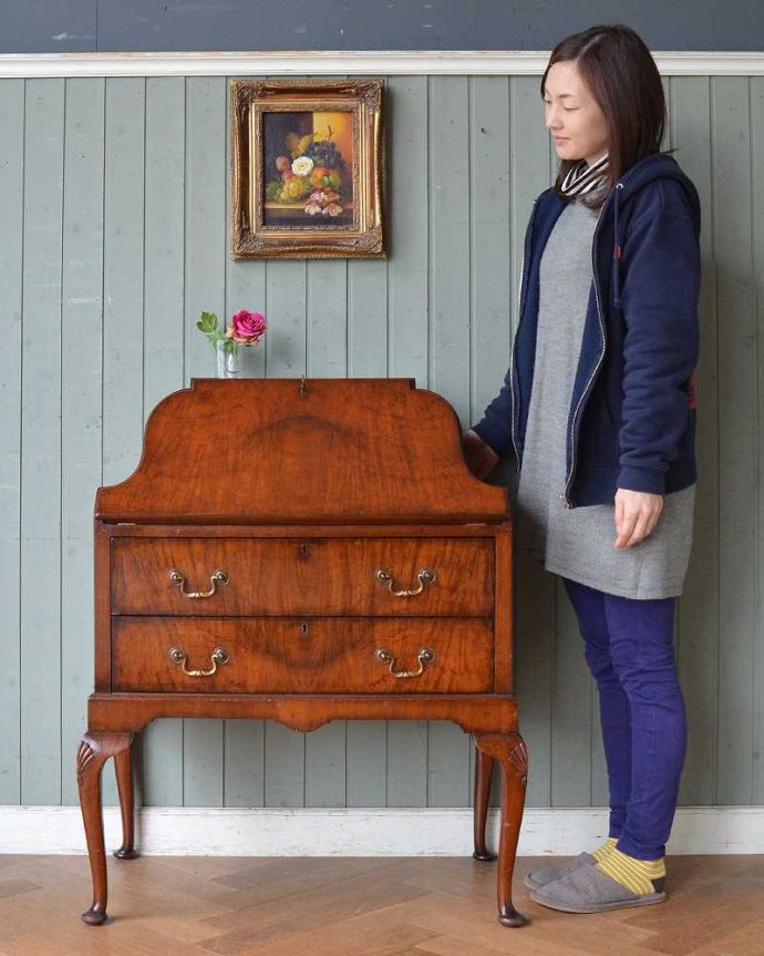 ビューロー アンティーク家具 ウォルナット材のアンティーク英国家具、曲線の美しいライティングビューローデスク。1台でチェストとデスク両方使える便利な家具扉を倒すとあっという間にデスクになっちゃうビューロー。(q-719-f-1)