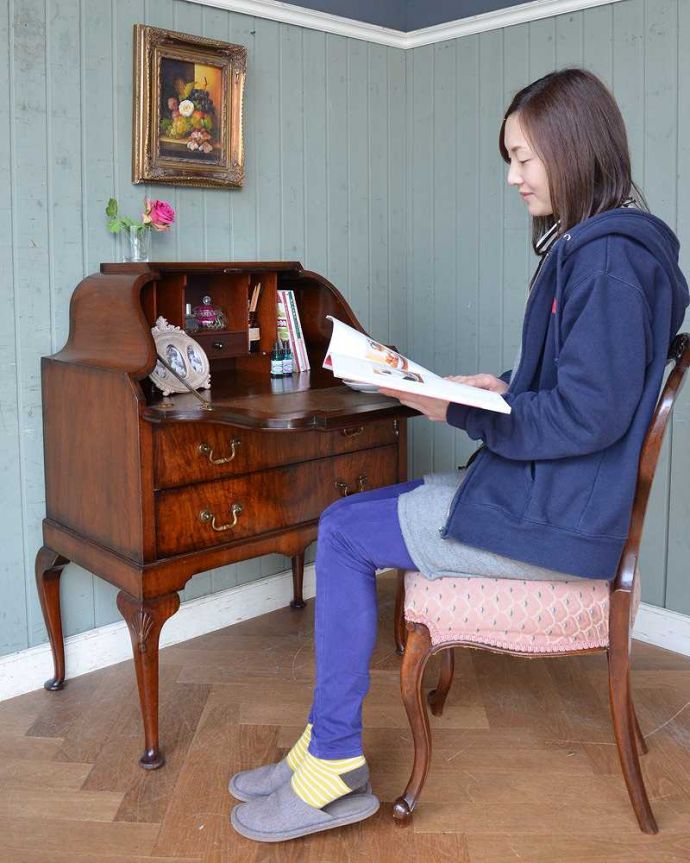 ビューロー アンティーク家具 ウォルナット材のアンティーク英国家具、曲線の美しいライティングビューローデスク。あっという間に自分だけのデスクビューロー部分の扉を前に開くとデスクになっちゃう便利さ。(q-719-f-1)