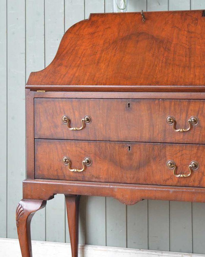 ビューロー アンティーク家具 ウォルナット材のアンティーク英国家具、曲線の美しいライティングビューローデスク。アンティークだから手に入る木目の美しさ高級な木材の木目が美しい部分だけを使って造られたビューローは木目自体が装飾。(q-719-f-1)