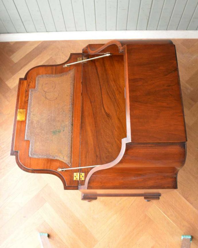 ビューロー アンティーク家具 ウォルナット材のアンティーク英国家具、曲線の美しいライティングビューローデスク。気になるデスクの天板やっぱりデスクで一番気になるのが天板。(q-719-f-1)