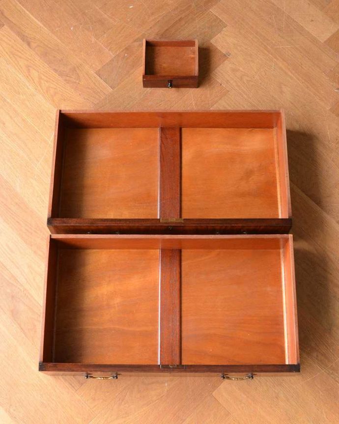 ビューロー アンティーク家具 ウォルナット材のアンティーク英国家具、曲線の美しいライティングビューローデスク。普段の主役は収納たっぷりのチェストデスクとして使わない時も、たっぷりの引き出し収納が付いたビューローはチェストとして使えます。(q-719-f-1)