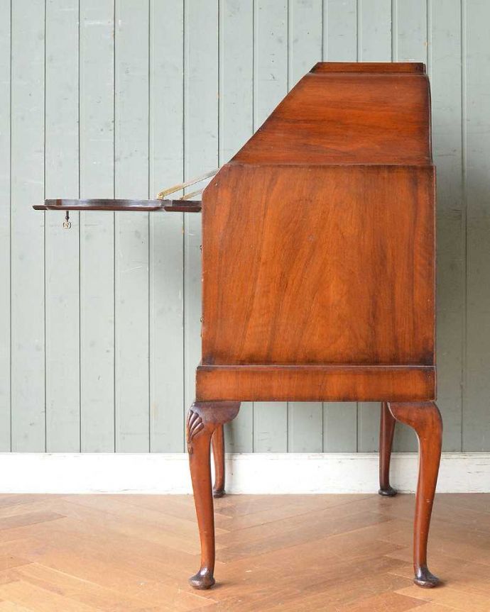 ビューロー アンティーク家具 ウォルナット材のアンティーク英国家具、曲線の美しいライティングビューローデスク。横から見ても素敵なんですもちろん、横から見られてもいいようにキレイに仕上げてあります。(q-719-f-1)