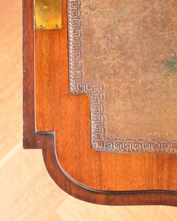 ビューロー アンティーク家具 ウォルナット材のアンティーク英国家具、曲線の美しいライティングビューローデスク。デスクの天板を見てみると・・・気になる天板部分もキレイにお直ししました。(q-719-f-1)