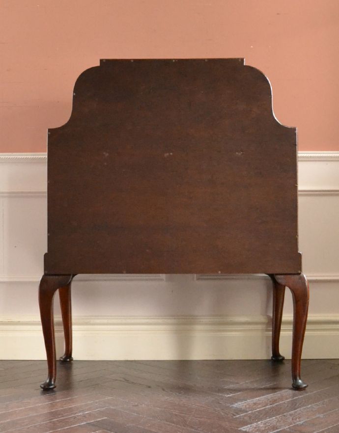 ビューロー アンティーク家具 ウォルナット材のアンティーク英国家具、曲線の美しいライティングビューローデスク。後ろ姿もキレイですアンティークは新品ではないので、もちろん経年変化によるキズはありますが、見えない所も専門の職人がしっかり修復しました。(q-719-f-1)