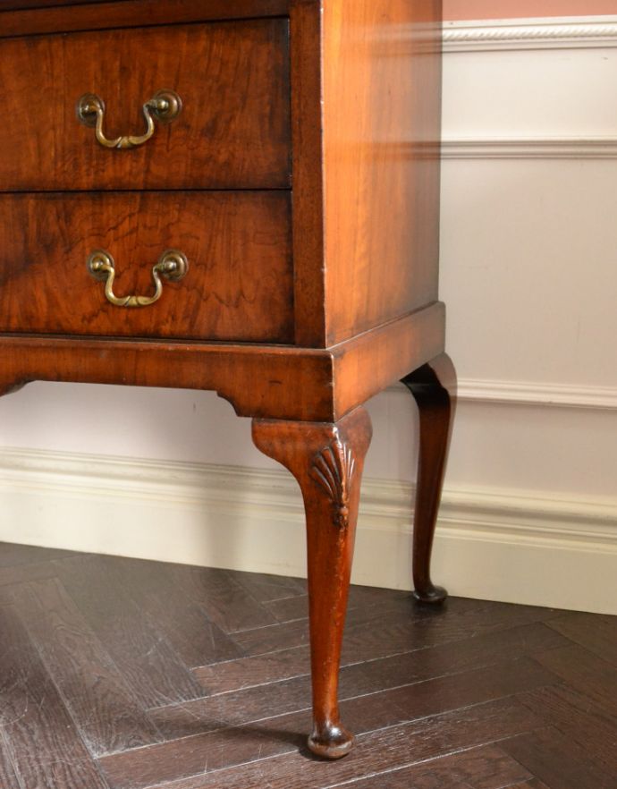ビューロー アンティーク家具 ウォルナット材のアンティーク英国家具、曲線の美しいライティングビューローデスク。女性1人でラクラ運べちゃうんですHandleのアンティークは、脚の裏にフェルトキーパーをお付けしています。(q-719-f-1)