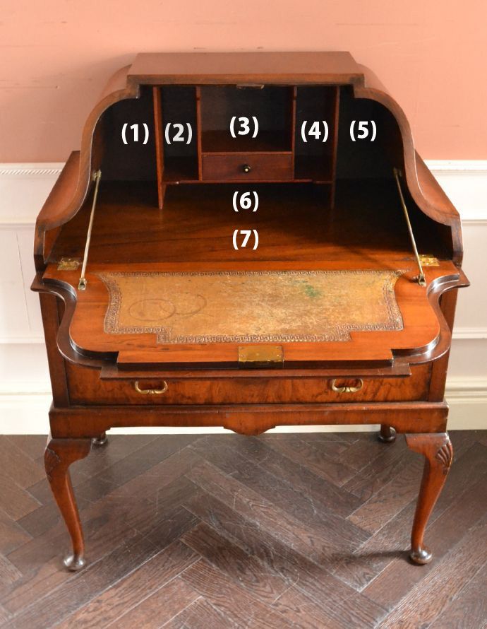 ビューロー アンティーク家具 ウォルナット材のアンティーク英国家具、曲線の美しいライティングビューローデスク。お片付け上手になっちゃう仕掛け扉を倒すと細々としたものが整理整頓しやすいように細かく仕切られています。(q-719-f-1)