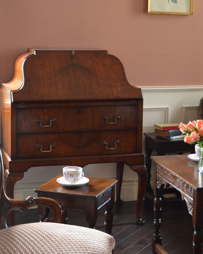 ビューロー アンティーク家具 ウォルナット材のアンティーク英国家具、曲線の美しいライティングビューローデスク。リビングの片隅でも存在感を放つ美しさちょっと空いているリビングのスペースに置いてみても、美しすぎるデザインに目が惹かれます。(q-719-f-1)