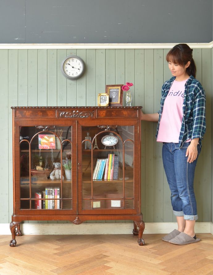 アンティークのキャビネット　アンティーク家具　マホガニー材の高級感たっぷりなアンティーク家具、グラスキャビネット（本棚）。本棚としてはもちろん、グラスや食器を並べて飾り棚としても素敵ですよ。(q-721-f)