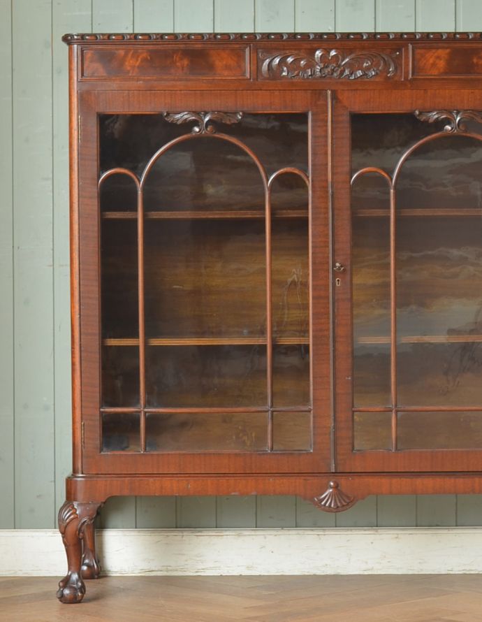 アンティークのキャビネット　アンティーク家具　マホガニー材の高級感たっぷりなアンティーク家具、グラスキャビネット（本棚）。アンティークのガラスがキレイにはめ込んであります。(q-721-f)