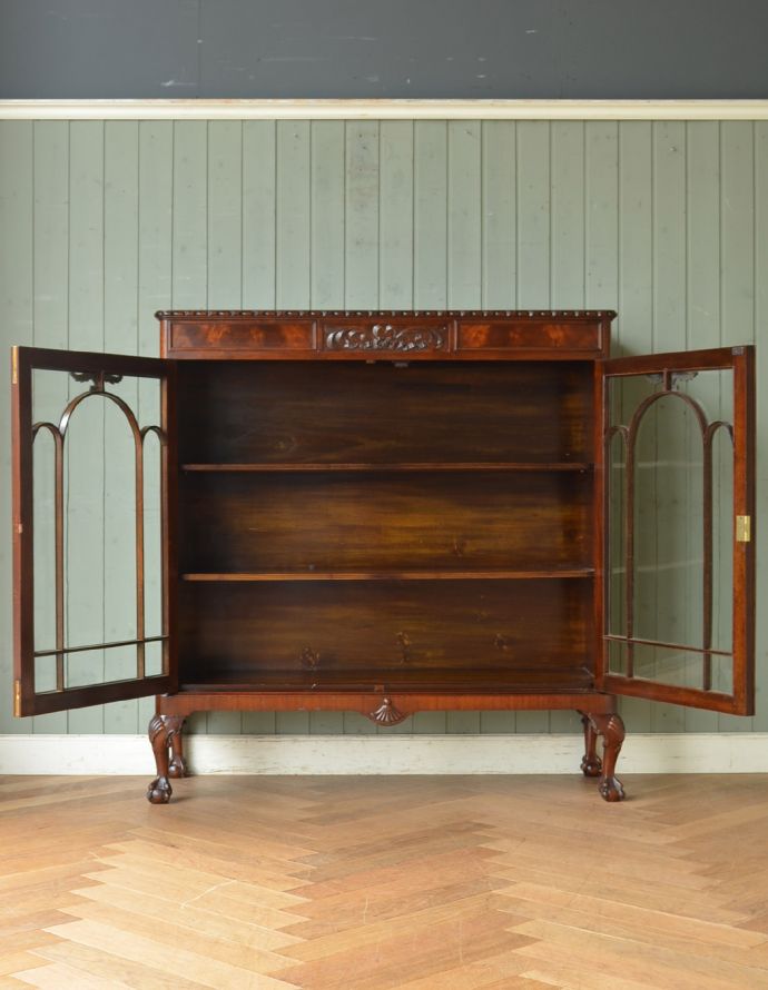 アンティークのキャビネット　アンティーク家具　マホガニー材の高級感たっぷりなアンティーク家具、グラスキャビネット（本棚）。両開きで出し入れもしやすいですよ。(q-721-f)