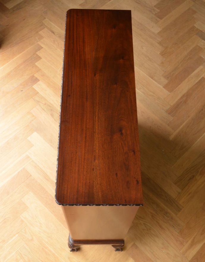 アンティークのキャビネット　アンティーク家具　マホガニー材の高級感たっぷりなアンティーク家具、グラスキャビネット（本棚）。天板もキレイな状態で仕上げてあります。(q-721-f)