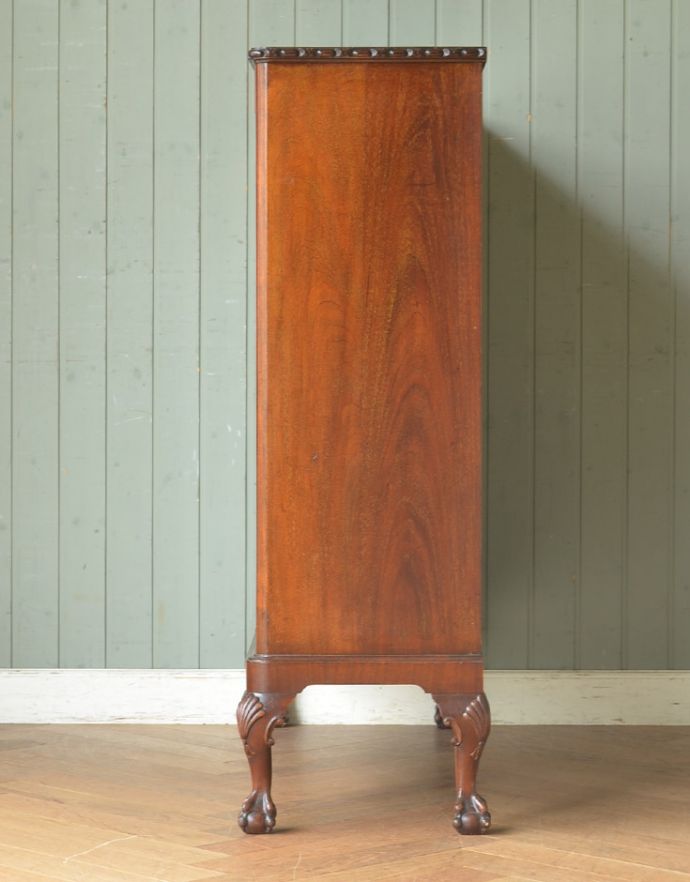 アンティークのキャビネット　アンティーク家具　マホガニー材の高級感たっぷりなアンティーク家具、グラスキャビネット（本棚）。横から見てもピカピカです。(q-721-f)