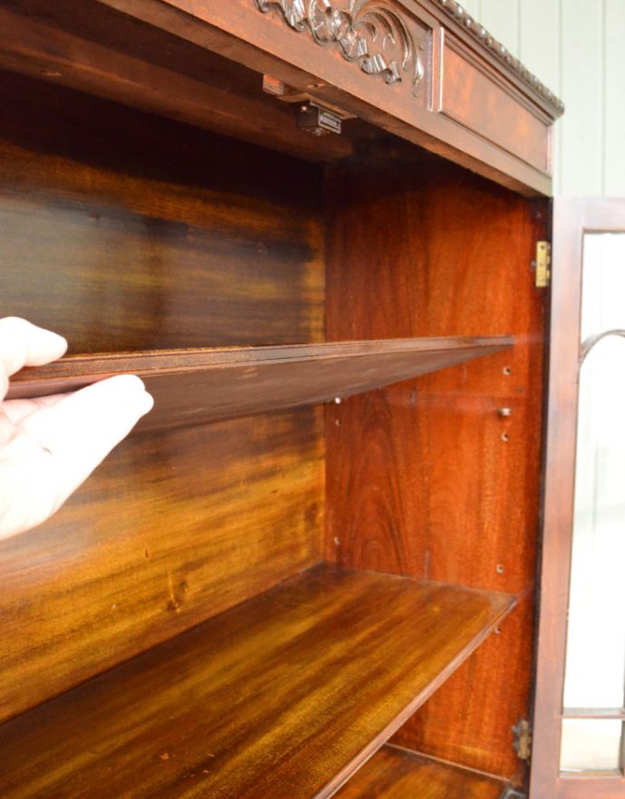 アンティークのキャビネット　アンティーク家具　マホガニー材の高級感たっぷりなアンティーク家具、グラスキャビネット（本棚）。棚板は取り外すことも可能です。(q-721-f)