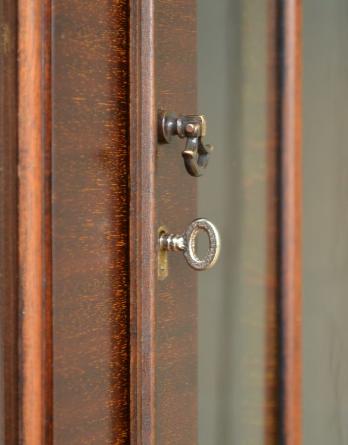 アンティークのキャビネット　アンティーク家具　マホガニー材の高級感たっぷりなアンティーク家具、グラスキャビネット（本棚）。小さな取っ手が付いています。(q-721-f)