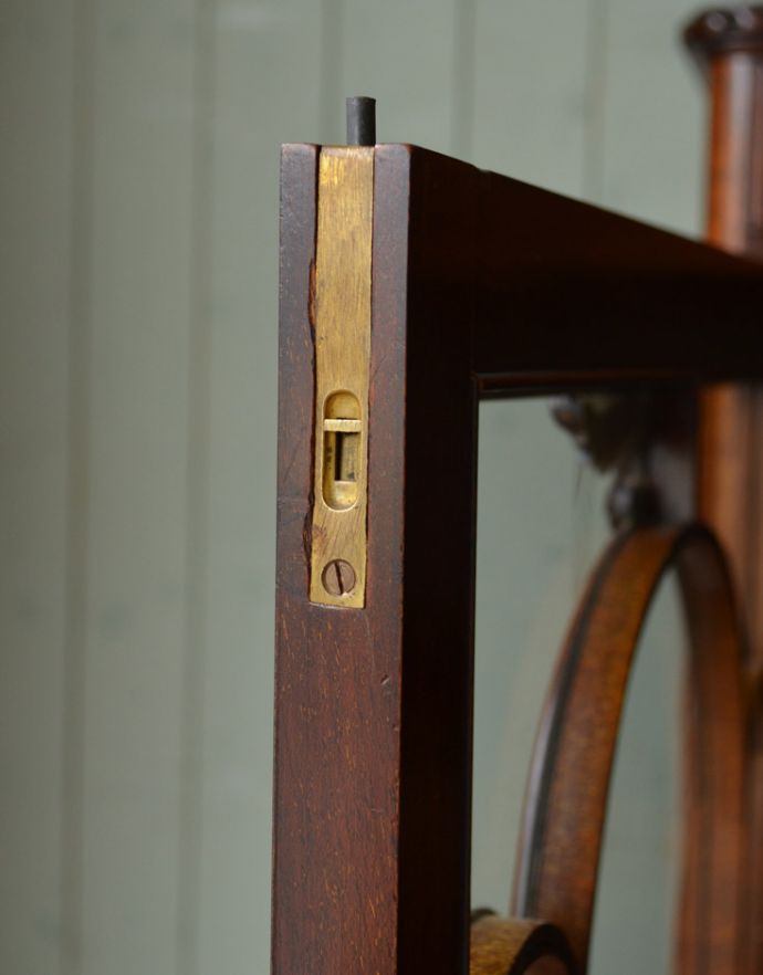 アンティークのキャビネット　アンティーク家具　マホガニー材の高級感たっぷりなアンティーク家具、グラスキャビネット（本棚）。扉を留めるためのストッパーも当時のものです。(q-721-f)