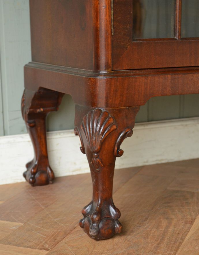 アンティークのキャビネット　アンティーク家具　マホガニー材の高級感たっぷりなアンティーク家具、グラスキャビネット（本棚）。しっかりとした安定感があります。(q-721-f)