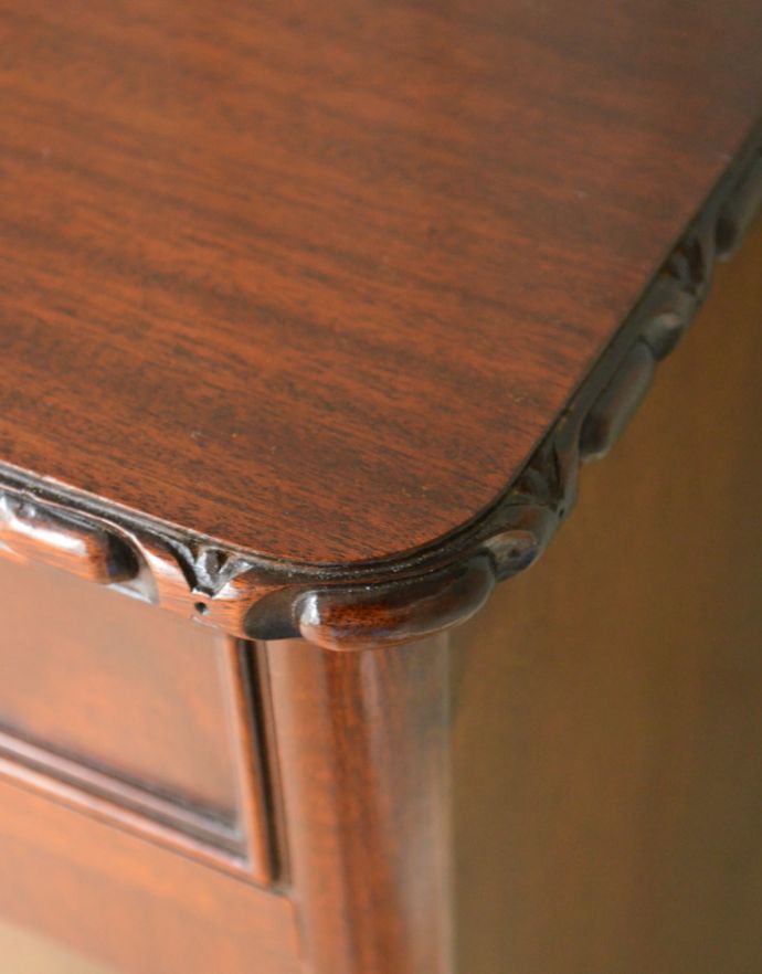 アンティークのキャビネット　アンティーク家具　マホガニー材の高級感たっぷりなアンティーク家具、グラスキャビネット（本棚）。角まで美しく仕上げられています。(q-721-f)