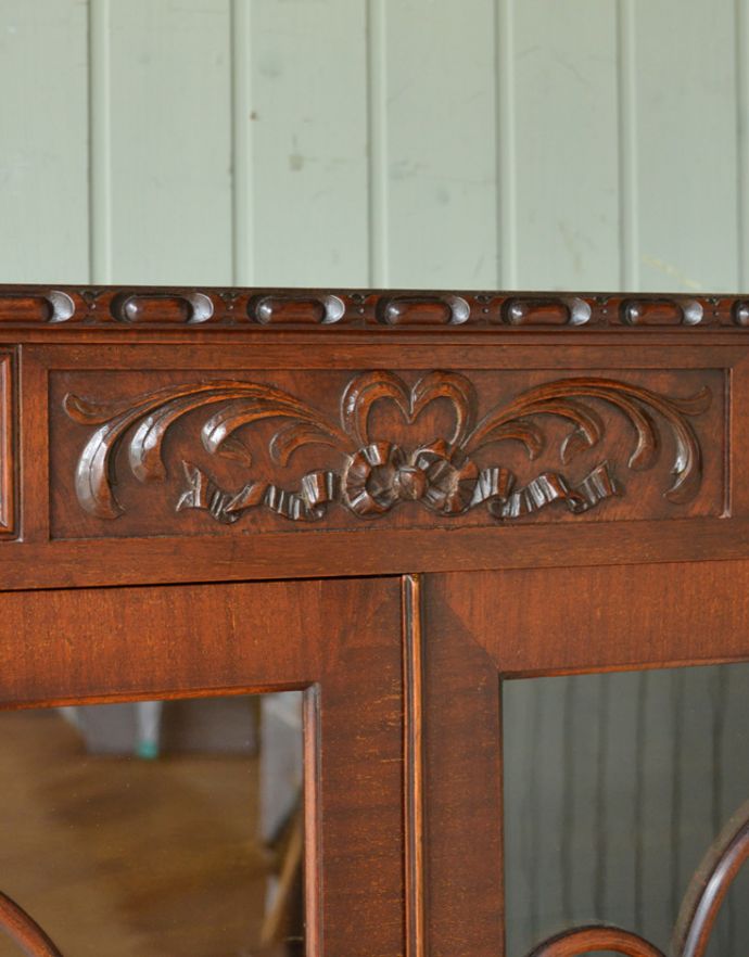 アンティークのキャビネット　アンティーク家具　マホガニー材の高級感たっぷりなアンティーク家具、グラスキャビネット（本棚）。豪華な彫が高級感をアップさせてくれています。(q-721-f)