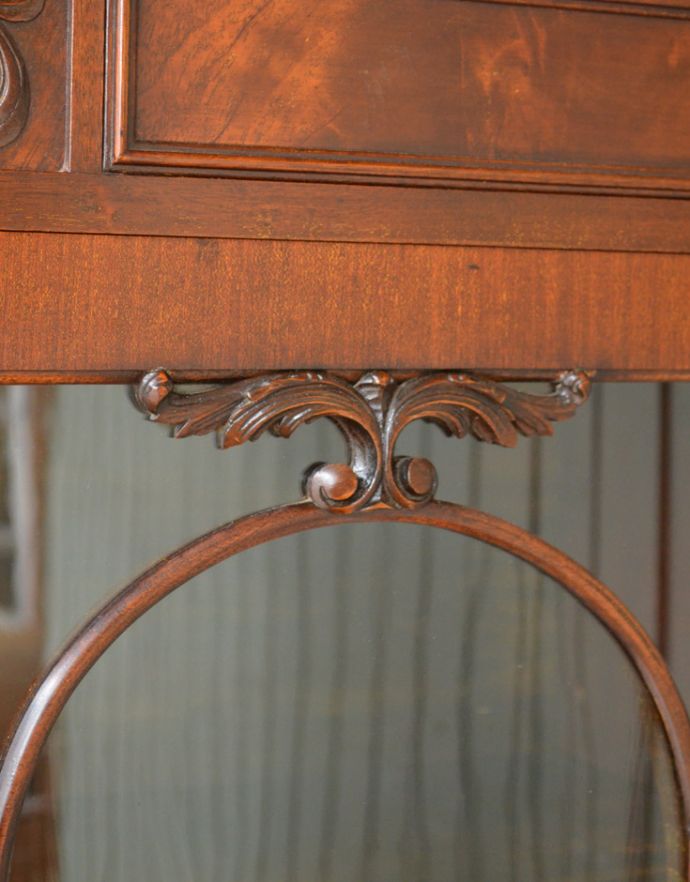 アンティークのキャビネット　アンティーク家具　マホガニー材の高級感たっぷりなアンティーク家具、グラスキャビネット（本棚）。ガラス戸には羽のような美しい装飾がされています。(q-721-f)