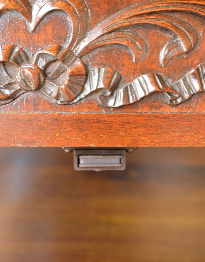 アンティークのキャビネット　アンティーク家具　マホガニー材の高級感たっぷりなアンティーク家具、グラスキャビネット（本棚）。扉にはマグネットが付いているので、開け閉めがスムーズです。(q-721-f)