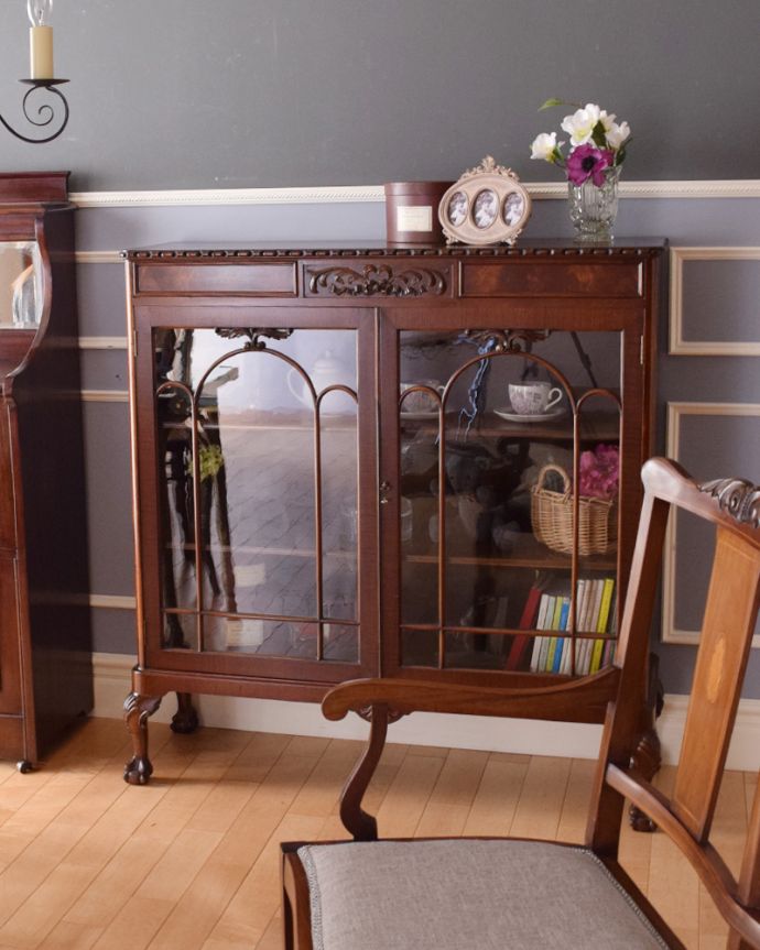 アンティークのキャビネット　アンティーク家具　マホガニー材の高級感たっぷりなアンティーク家具、グラスキャビネット（本棚）。ダイニングでもリビングでも･･･このステキなキャビネットは、正直、場所を問わずどこに置いても似合う！ダイニングではカップボードとして、お気に入りの食器を飾りながら収納。(q-721-f)