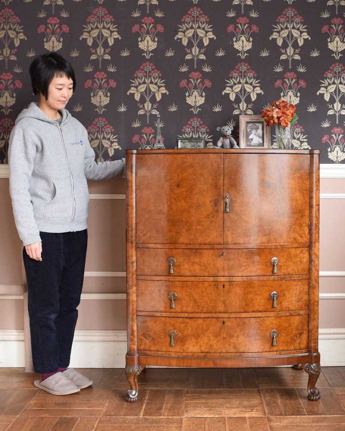 アンティークのチェスト アンティーク家具 英国アンティーク家具、ウォルナット材の木目が美しいカップボードチェスト(食器棚) 。英国アンティークらしい美しさが際立つ家具細々とした収納も出来ちゃう引き出し収納と扉の収納が両方付いたカップボードチェストはアンティーク家具ではめずらしい形。(q-730-f-1)