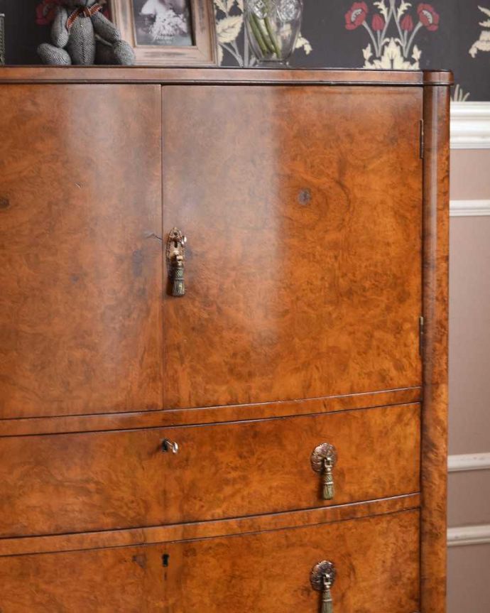 アンティークのチェスト アンティーク家具 英国アンティーク家具、ウォルナット材の木目が美しいカップボードチェスト(食器棚) 。アンティーク家具だから手に入る木目落ち着きがあって優しい印象を与えてくれる美しい木目は、現代では手に入れることが出来ません。(q-730-f-1)