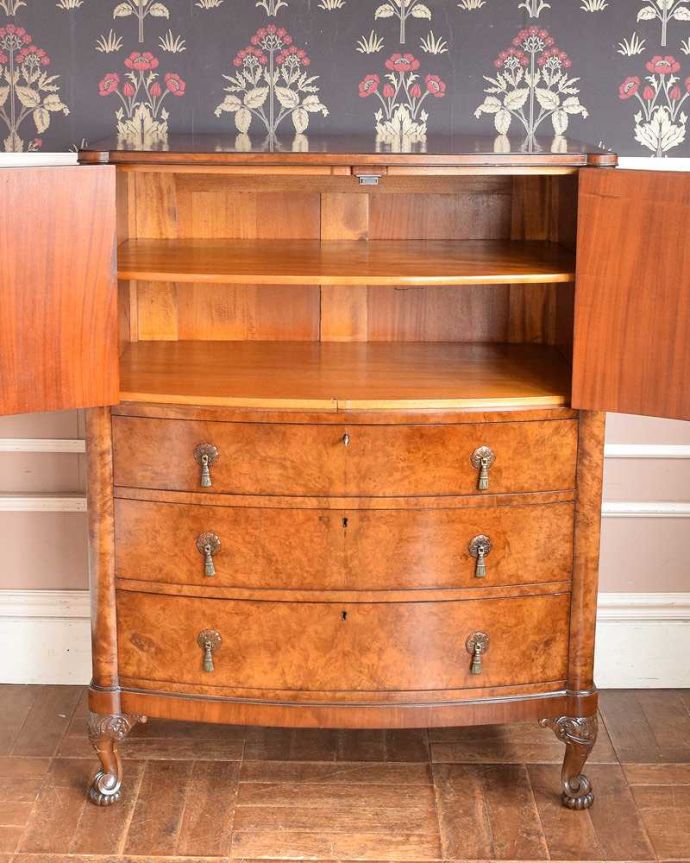 アンティークのチェスト アンティーク家具 英国アンティーク家具、ウォルナット材の木目が美しいカップボードチェスト(食器棚) 。扉の中はこんな感じ修復しましたもともとカップボードとして使われていた家具の扉の中を開けると棚の収納になっています。(q-730-f-1)