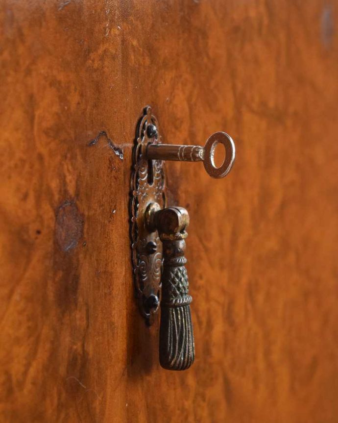 アンティークのチェスト アンティーク家具 英国アンティーク家具、ウォルナット材の木目が美しいカップボードチェスト(食器棚) 。開ける度になんだかワクワク取っ手のデザインにもこだわりが。(q-730-f-1)