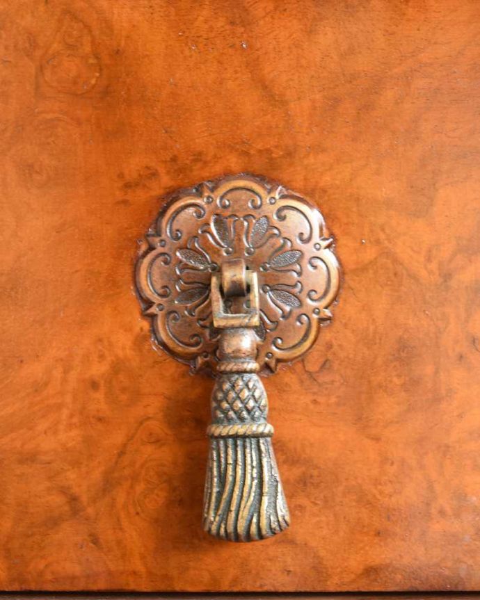 アンティークのチェスト アンティーク家具 英国アンティーク家具、ウォルナット材の木目が美しいカップボードチェスト(食器棚) 。開ける度になんだかワクワク取っ手のデザインにもこだわりが。(q-730-f-1)