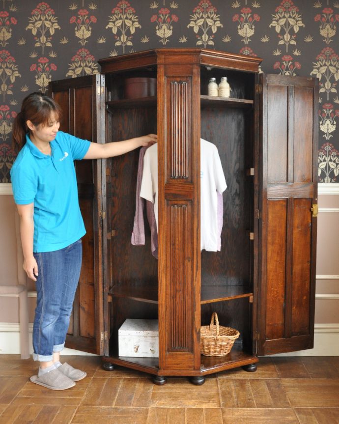 英国クラシックスタイル　アンティーク家具　アンティークの英国家具、洋服のお片づけにワードローブ（ホールローブ）。外国製のワードローブは装飾があちこちにあるので、絵になるアイテム。(q-731-f)