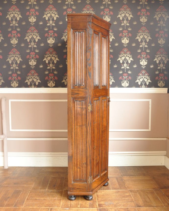 英国クラシックスタイル　アンティーク家具　アンティークの英国家具、洋服のお片づけにワードローブ（ホールローブ）。横から見るとスッキリしています。(q-731-f)