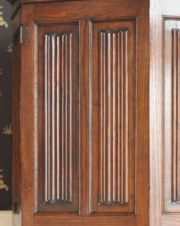 英国クラシックスタイル　アンティーク家具　アンティークの英国家具、洋服のお片づけにワードローブ（ホールローブ）。重厚感を醸し出す彫り。(q-731-f)