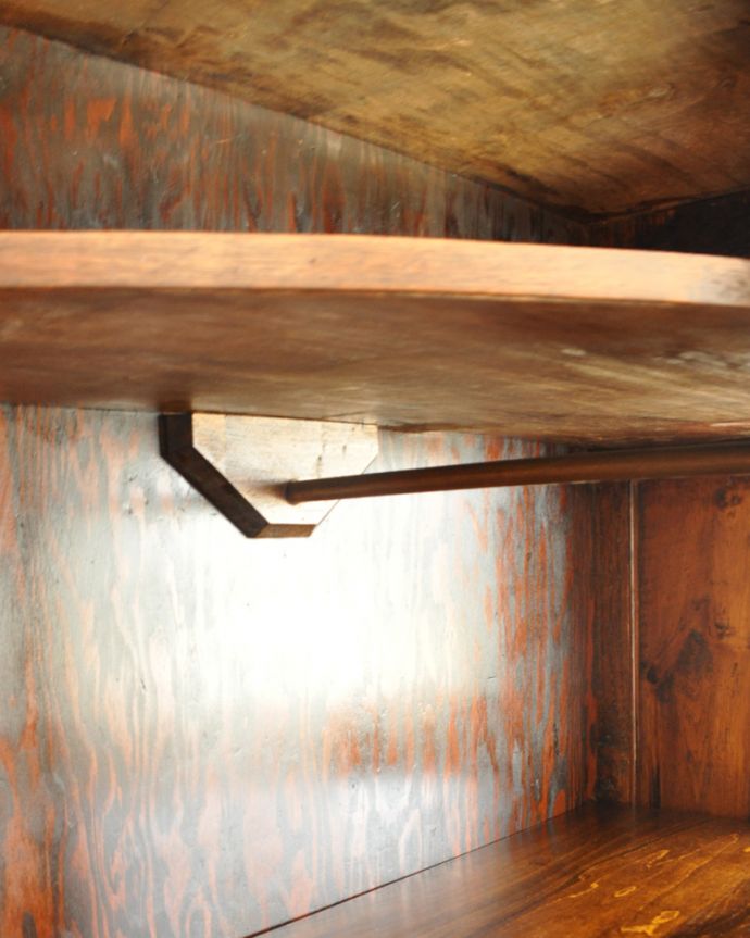 英国クラシックスタイル　アンティーク家具　アンティークの英国家具、洋服のお片づけにワードローブ（ホールローブ）。上段の棚板にはハンガーも付いています。(q-731-f)