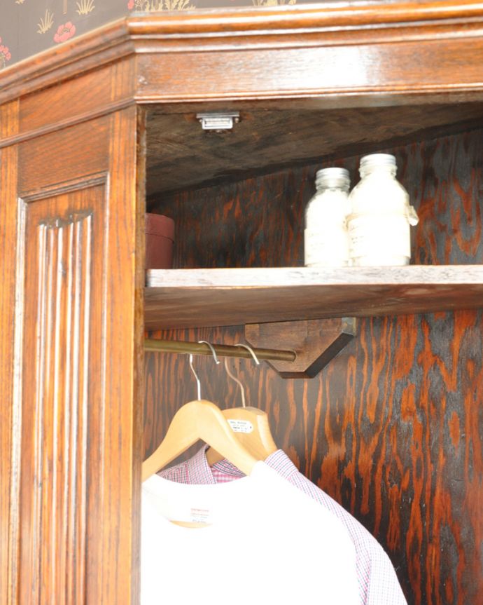 英国クラシックスタイル　アンティーク家具　アンティークの英国家具、洋服のお片づけにワードローブ（ホールローブ）。扉の中は広々しています。(q-731-f)