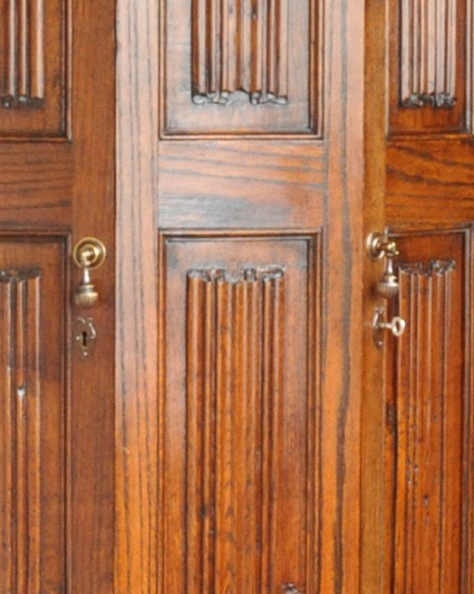 英国クラシックスタイル　アンティーク家具　アンティークの英国家具、洋服のお片づけにワードローブ（ホールローブ）。ドロップタイプのアンティークらしい取っ手です。(q-731-f)