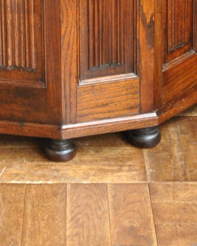 英国クラシックスタイル　アンティーク家具　アンティークの英国家具、洋服のお片づけにワードローブ（ホールローブ）。しっかり支えてくれる脚で、安定感バツグン。(q-731-f)