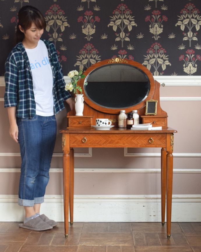 アンティークのドレッサー　アンティーク家具　スラっとしたシルエットが女性らしいフランス家具、アンティークのドレッシングテーブル。ディスプレイを楽しんだり、化粧台にしたり。(q-735-f)